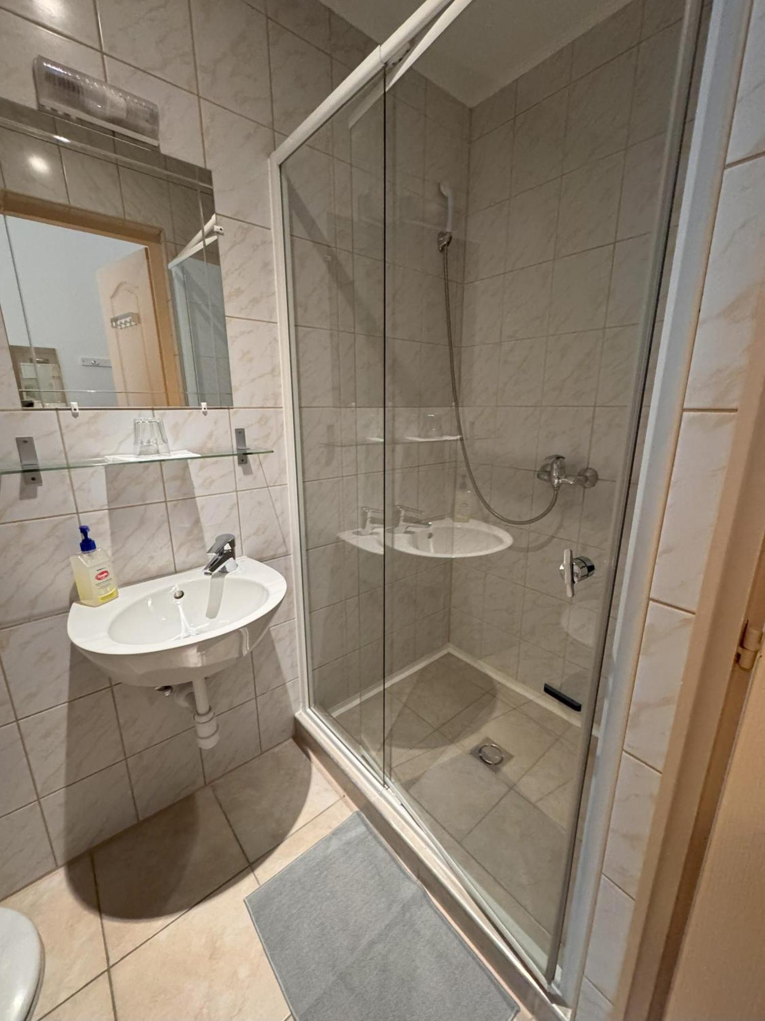 Omega Guesthouse Budapest Bagian luar foto