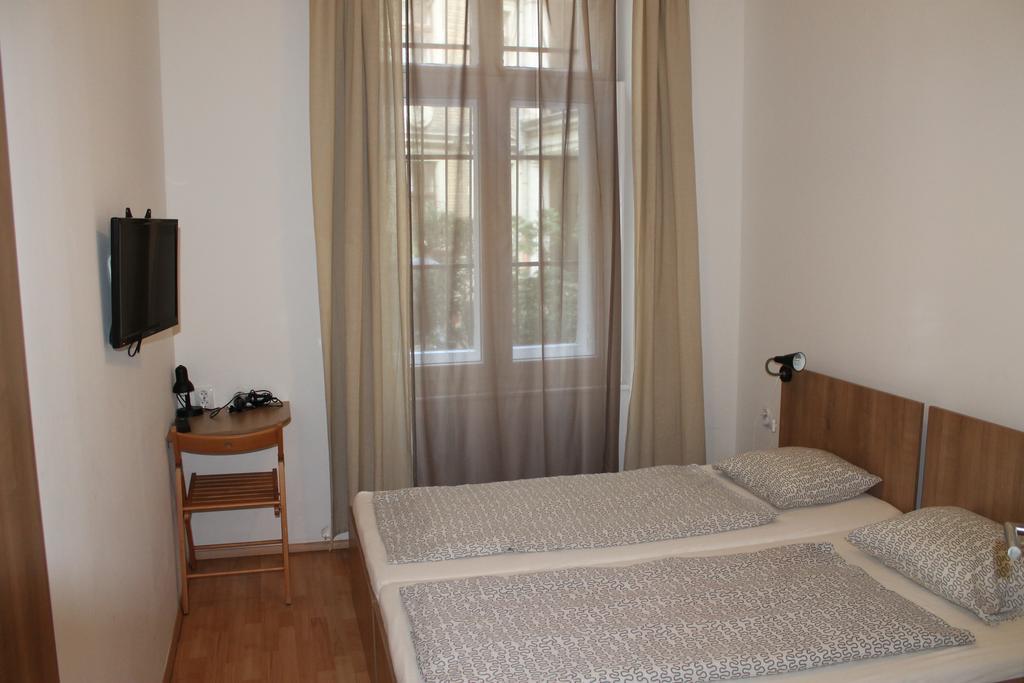 Omega Guesthouse Budapest Bagian luar foto