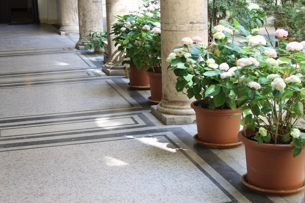 Omega Guesthouse Budapest Bagian luar foto